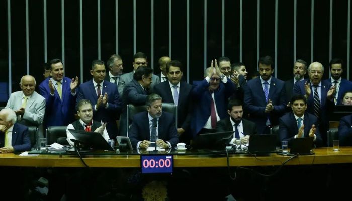 Câmara aprova texto-base da reforma tributária com trava no IVA